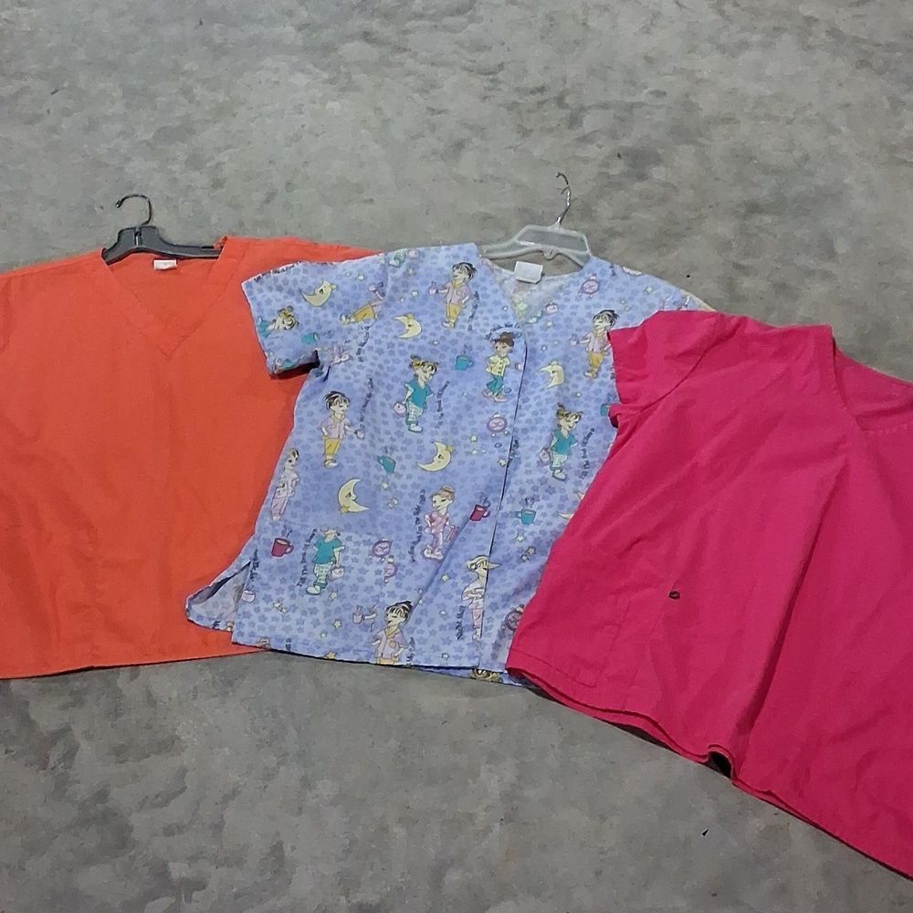 Size‎ L. Scrubs: 3 tops by Dickies, Cherokee, Simply Basic.